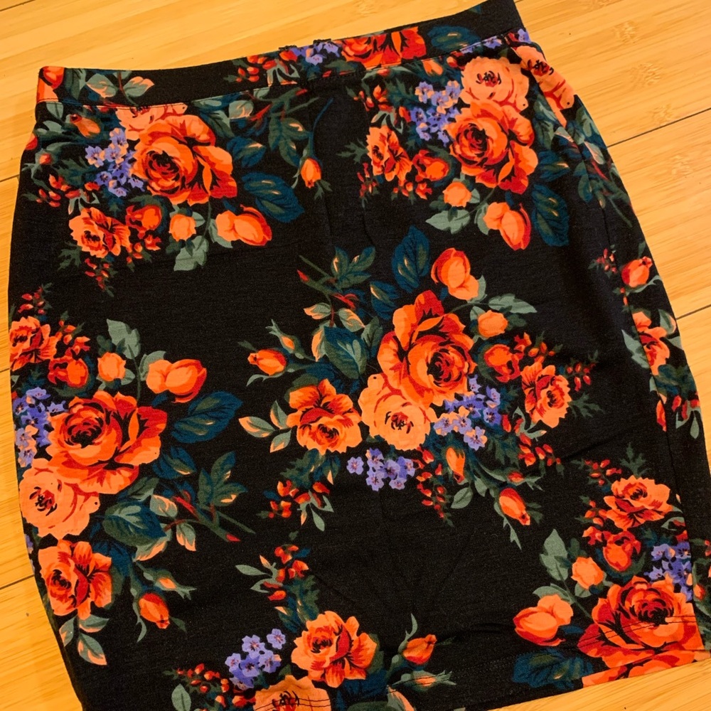 Forever 21 Floral skirt，no size tag , size s